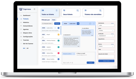 Laptop exibindo a plataforma Cxpress com a fila de tickets e uma conversa de atendimento aberta